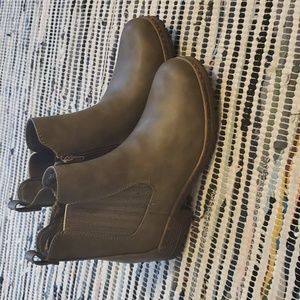 Maurices Chelsea Boots, size 9, gray